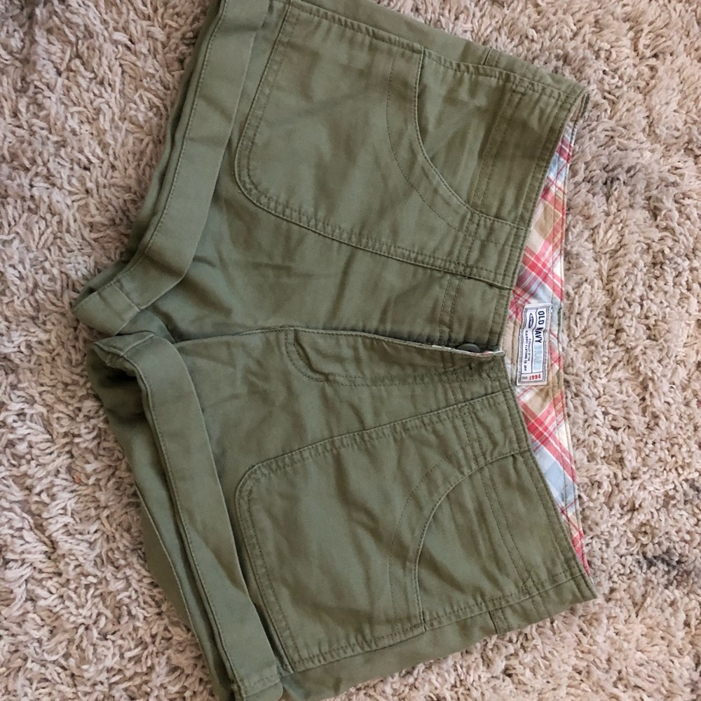 Super cute green shorts!